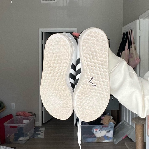 White and black Adidas Grand Court sneakers with Cloudfoam cushioning - Picture 3 of 7